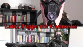 Geile Latexpuppe mit Gasmaske