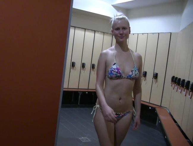 Im Schwimmbad! MEGA PUBLIC!!! AO + Facial mit Schnellspritzer!