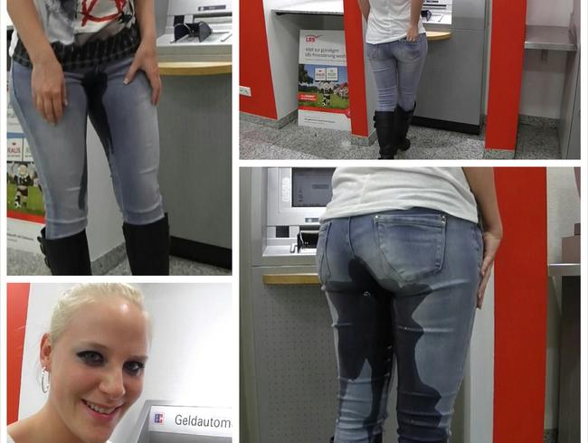 Jeans Piss vor Geldautomat in der Bank