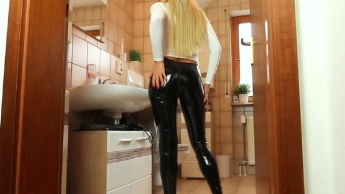 Latexarschfotze von 22cm Fettschwanz gesprengt! Perverses Pissfinale!!