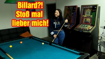 Mitten im Casino! BILLARD? Stoß mal lieber mich!