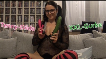 PUSSY ZERSTÖRT! XXL Gurke + Teeny-Dildo