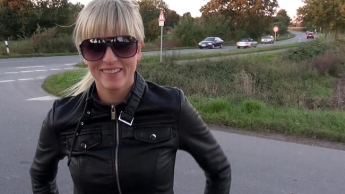 Riskanter BJ! Cumshot direkt an der Straße!