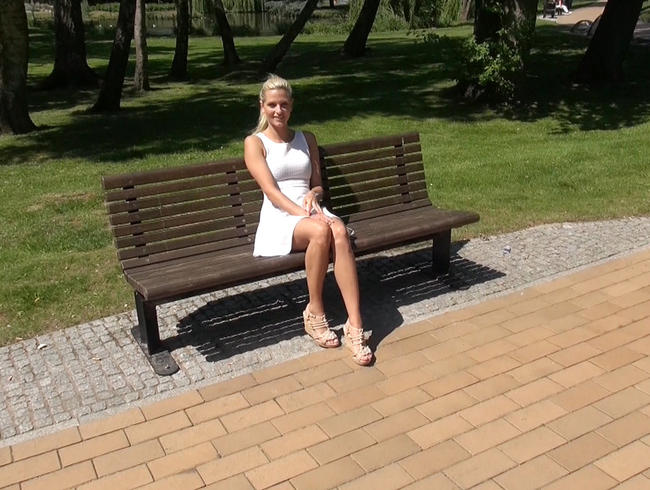 Riskanter public Sex! Versaute Spielchen im Park!