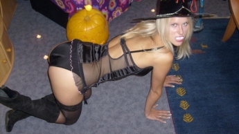 SCHAURIGE HALLOWEEN MIT DER BLONDEN …