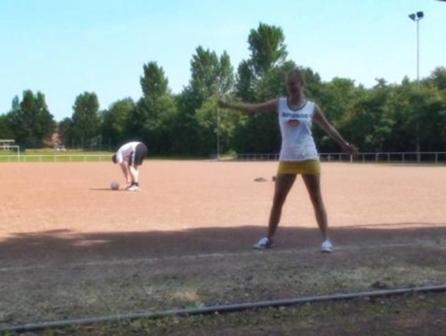 *blondehexe auf dem Fußballplatz*PUBLIC*gg*