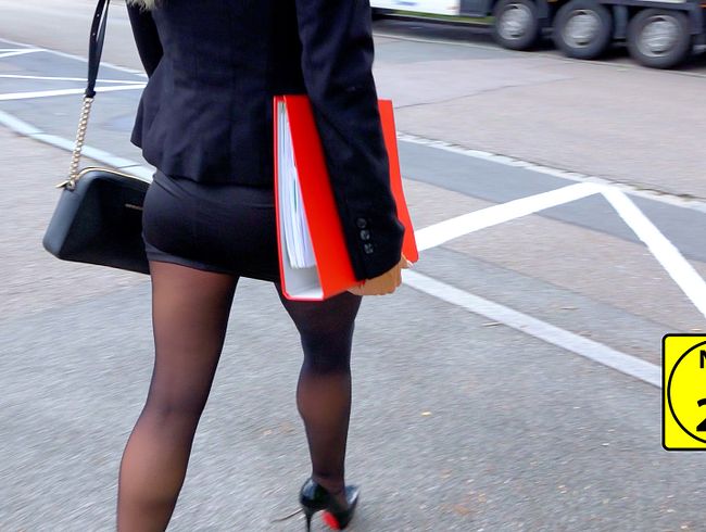 PERVERSE AO Büroschlampe PUBLIC in ALLE LÖCHER gefickt | DRECKIG vor dem PRAKTIKANTEN abgepisst…