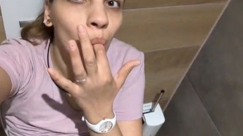 Spontanes Handy-Video! Mega-Public, ich BESORGE es mir bei der Arbeit auf der Toilette!